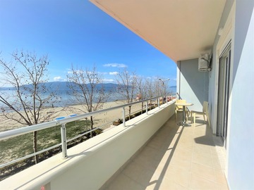 Alloggio: Modern and Spacious Apartment with direct access to the beach